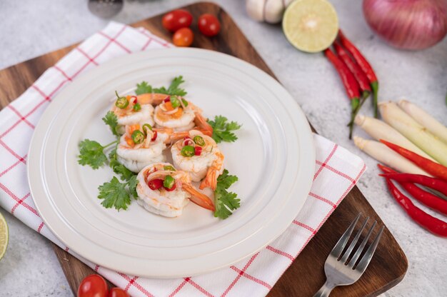 Pittige salade met garnalen op een witte plaat. Thais eten.