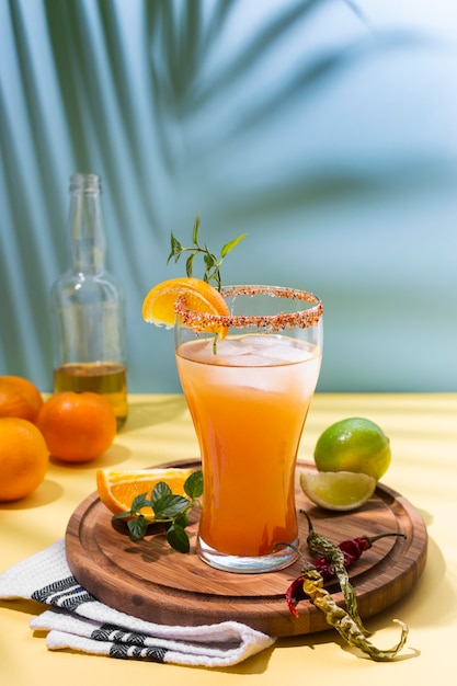 Gratis foto pittige samenstelling van michelada-drank