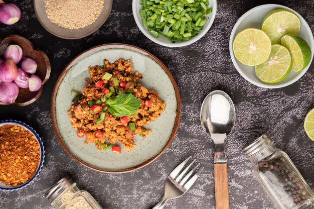 Pittige varkensgehaktsalade met chilivlokken, limoen, gehakte groene uien