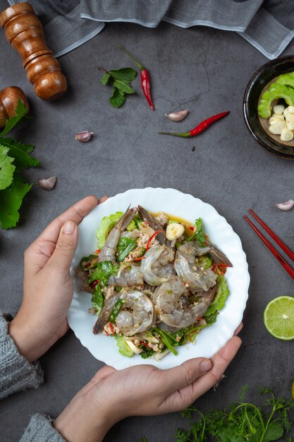 Pittige verse garnalensalade en Thaise voedselingrediënten