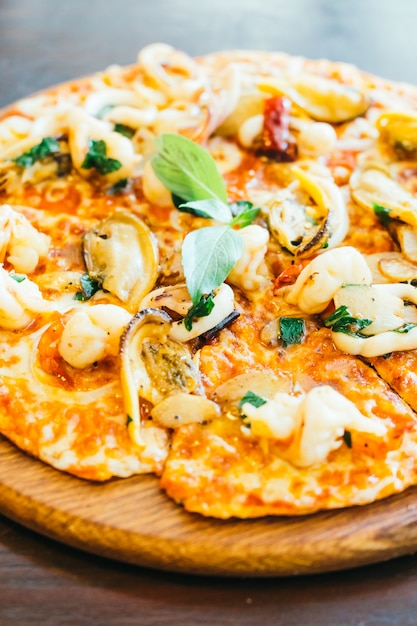 Gratis foto pittige zeevruchten pizza