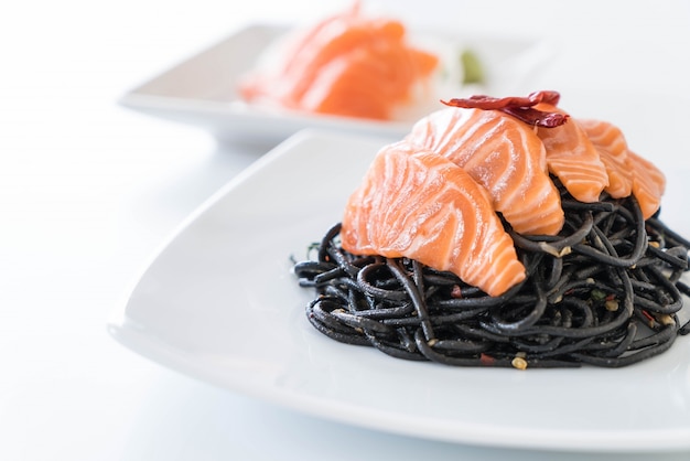 Pittige zwarte spaghetti met zalm