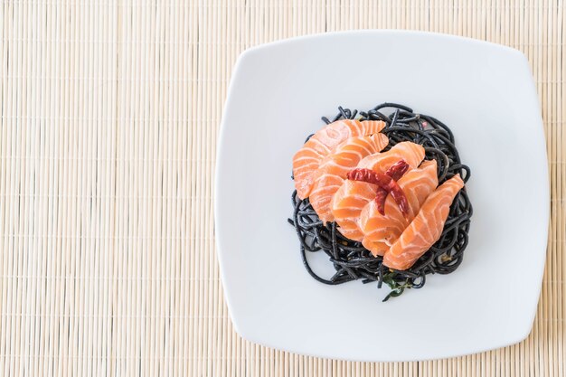 Pittige zwarte spaghetti met zalm