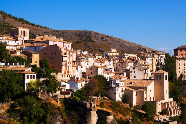 Pittoresk uitzicht met woonhuizen in Cuenca