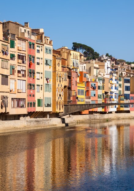 Pittoresk uitzicht op Girona in zonnige dag