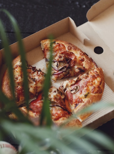 Gratis foto pizza in een kartonnen doos