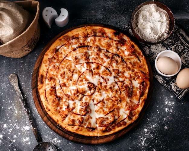 Pizza lekker met kaas op het lichte oppervlak