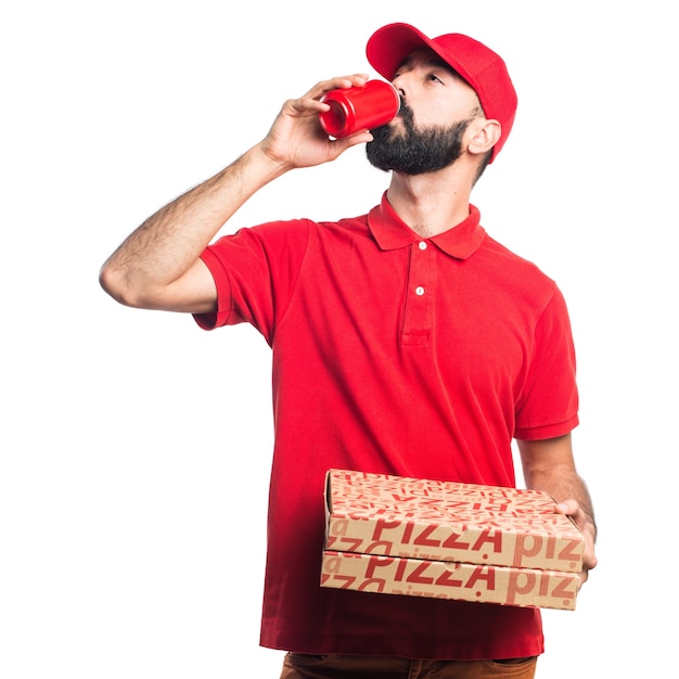 Gratis foto pizza levering man drinken een frisdrank