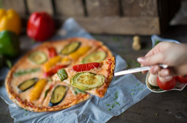 Pizza Met Gebakken Worst En Paprika