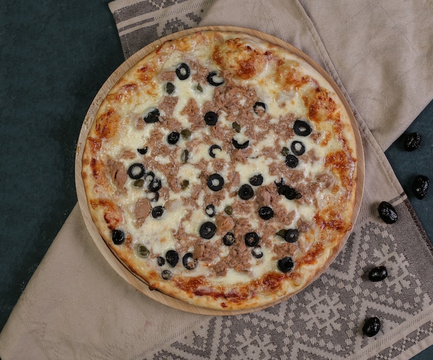 Pizza met gehakt vlees en zwarte olijven