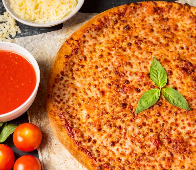Pizza met hoge hoek, tomatensaus en mozzarella