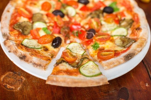 Pizza met paprika olijven en kaas