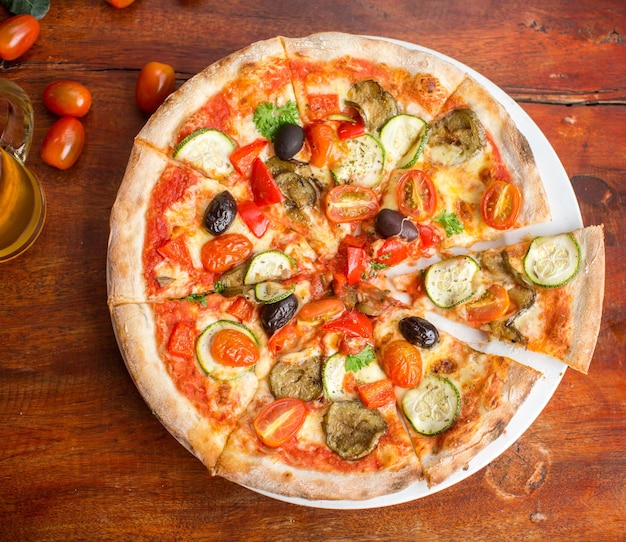 Pizza met paprika olijven en kaas