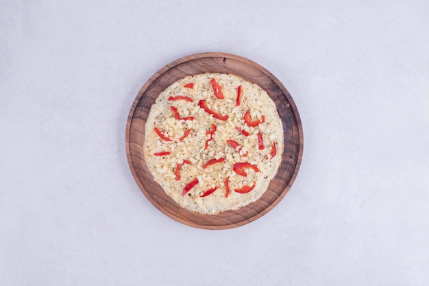 Pizza met paprika op houten plaat