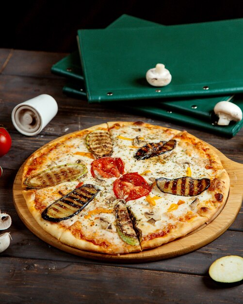 Gratis foto pizza met tomaten en aubergine