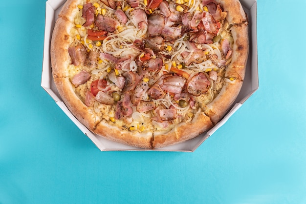 Pizza op de tafel in licht blauwe kleur