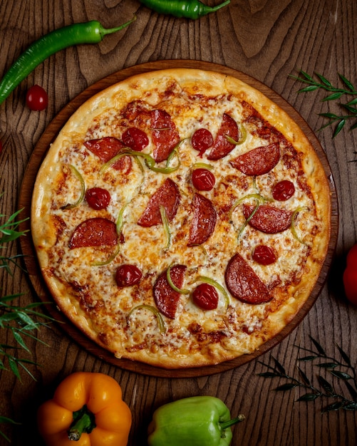 Gratis foto pizza pepperoni op tafel