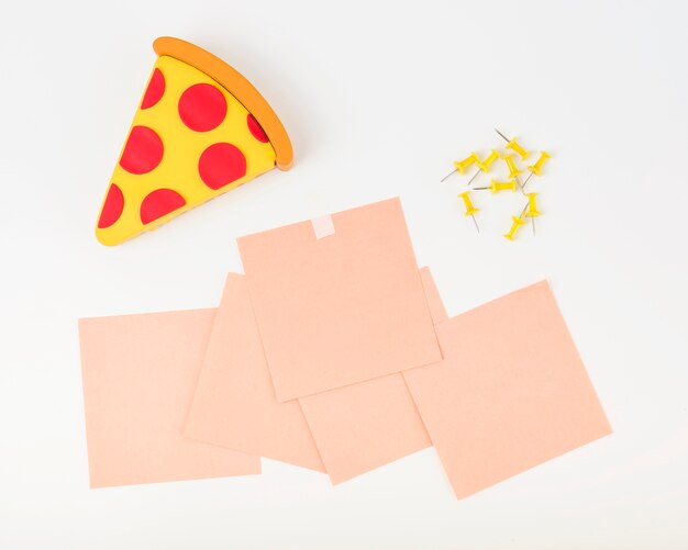 Pizza punt; zelfklevende notities en push pins op witte achtergrond