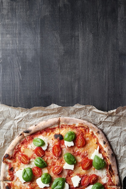 Gratis foto pizza tijd! lekkere zelfgemaakte traditionele pizza, italiaans recept