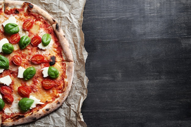 Gratis foto pizza tijd! lekkere zelfgemaakte traditionele pizza, italiaans recept