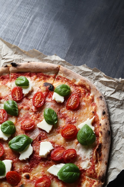 Gratis foto pizza tijd! lekkere zelfgemaakte traditionele pizza, italiaans recept