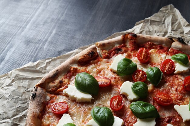 Pizza tijd! Lekkere zelfgemaakte traditionele pizza, Italiaans recept