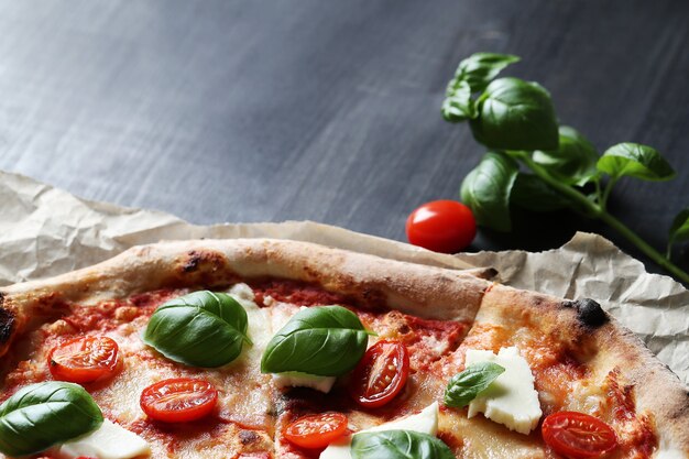 Pizza tijd! Lekkere zelfgemaakte traditionele pizza, Italiaans recept