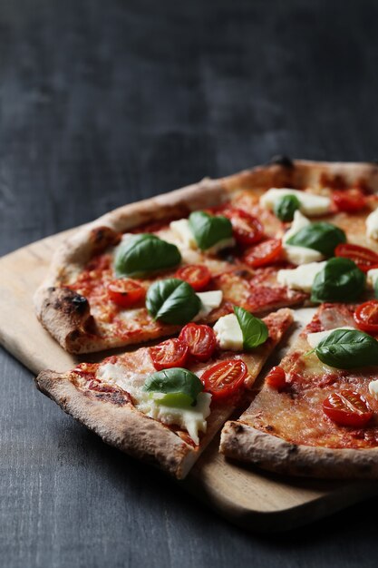 Pizza tijd! Lekkere zelfgemaakte traditionele pizza, Italiaans recept