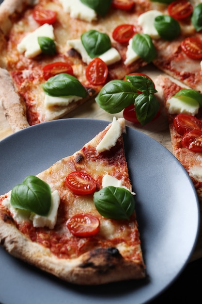 Pizza tijd! Lekkere zelfgemaakte traditionele pizza, Italiaans recept