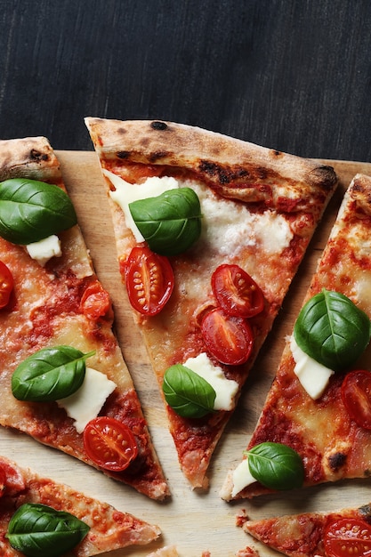 Pizza tijd! Lekkere zelfgemaakte traditionele pizza, Italiaans recept