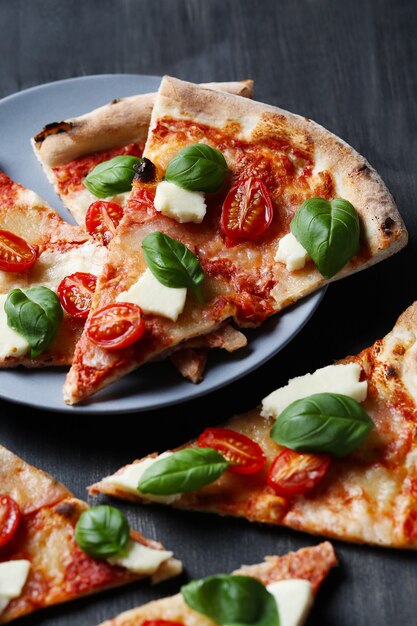 Pizza tijd! Lekkere zelfgemaakte traditionele pizza, Italiaans recept