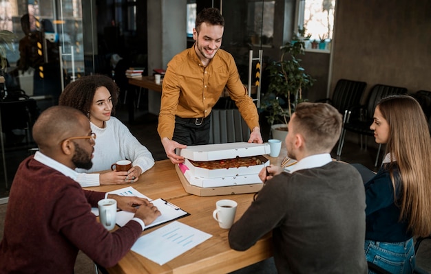 Pizza wordt naar een kantoor gebracht voor een vergaderpauze