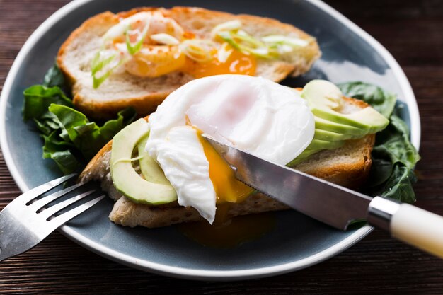 Plaat met brood en gebakken ei en avocado