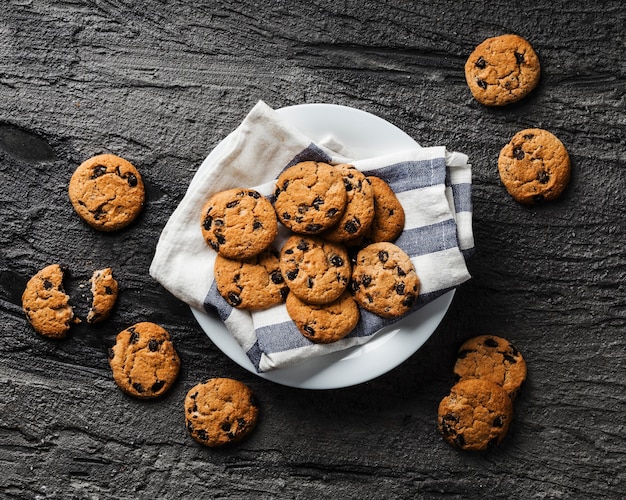 plaat met chocoladekoekjes bovenaanzicht