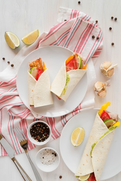 Gratis foto plaat met heerlijke kebab wraps op tafel