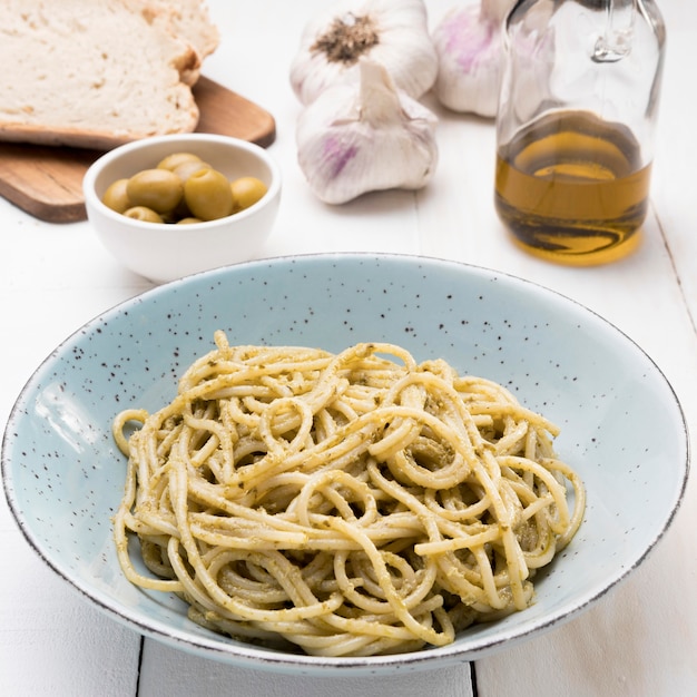 Plaat met heerlijke spaghetti op bureau