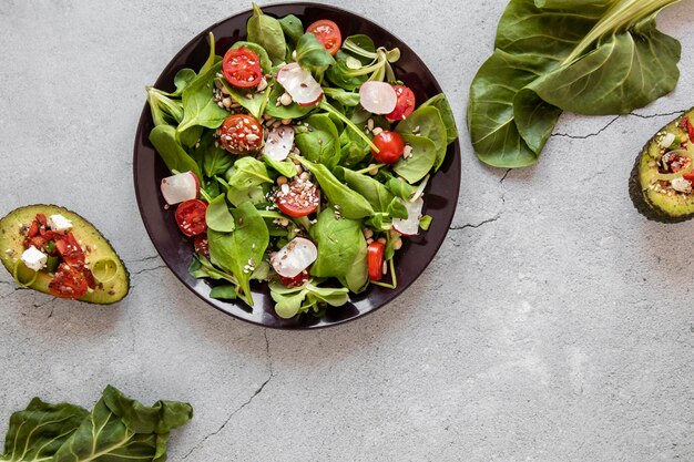 Plaat met salade en avocado op tafel