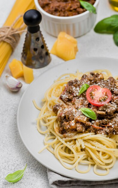 Plaat met spaghetii bolognese close-up op het bureau