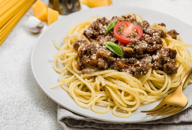 Plaat met spaghetii bolognese close-up