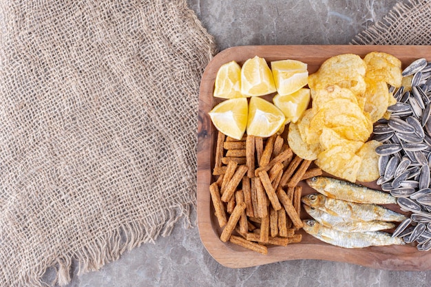 Gratis foto plaat van diverse snacks op marmeren oppervlak