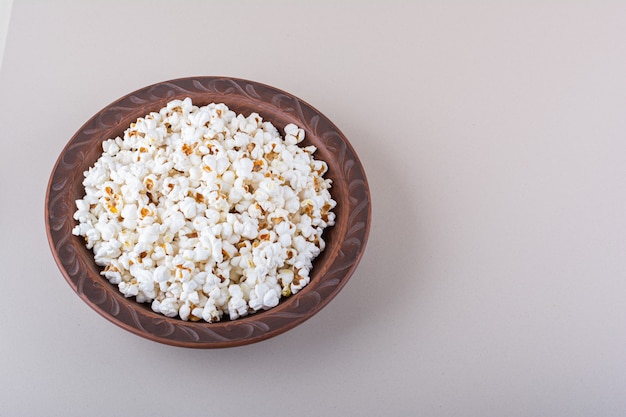 Plaat van gezouten popcorn voor filmavond op witte achtergrond. Hoge kwaliteit foto