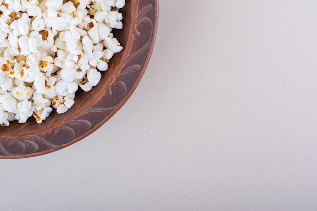 Plaat van gezouten popcorn voor filmavond op witte achtergrond. hoge kwaliteit foto