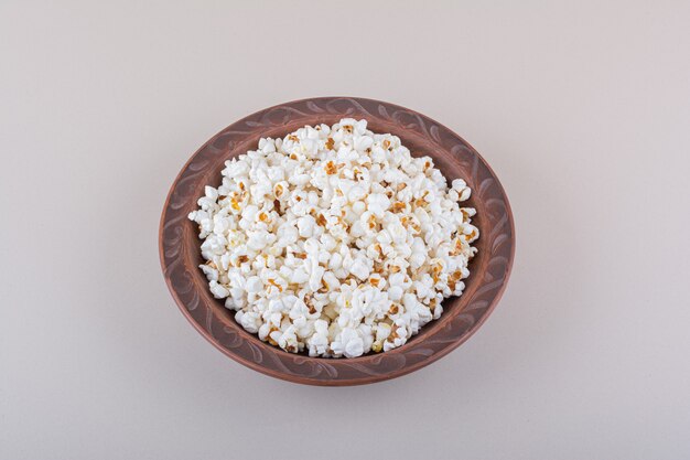 Plaat van gezouten popcorn voor filmavond op witte achtergrond. Hoge kwaliteit foto