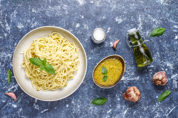 Plaat van pasta met zelfgemaakte pestosaus.