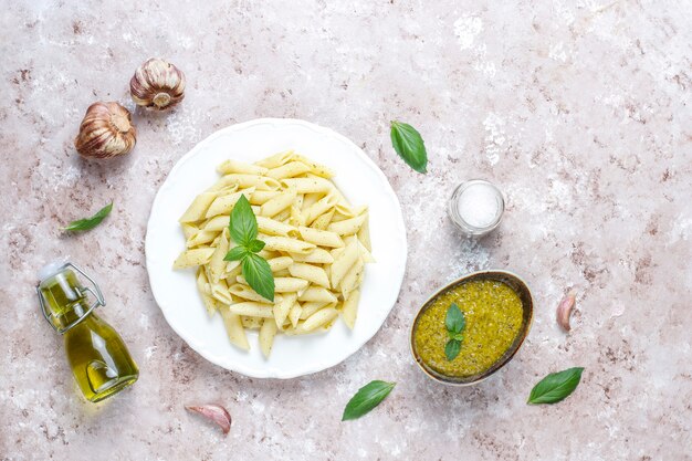 Plaat van pasta met zelfgemaakte pestosaus.