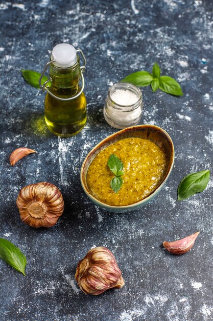 Plaat van pasta met zelfgemaakte pestosaus