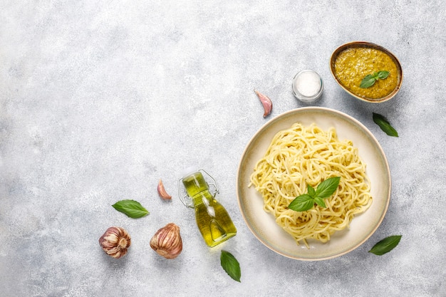 Gratis foto plaat van pasta met zelfgemaakte pestosaus