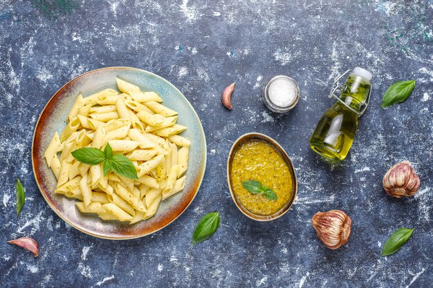 Plaat van pasta met zelfgemaakte pestosaus.