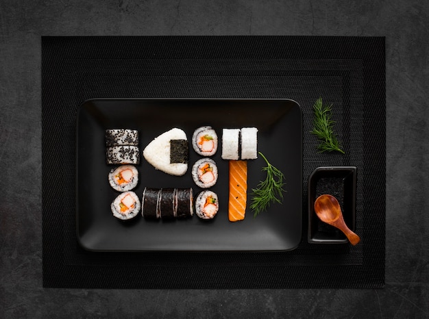 Plaat van sushi-assortiment