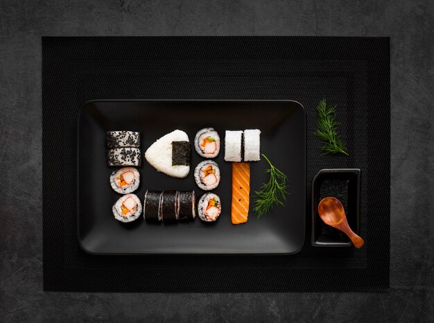 Plaat van sushi-assortiment